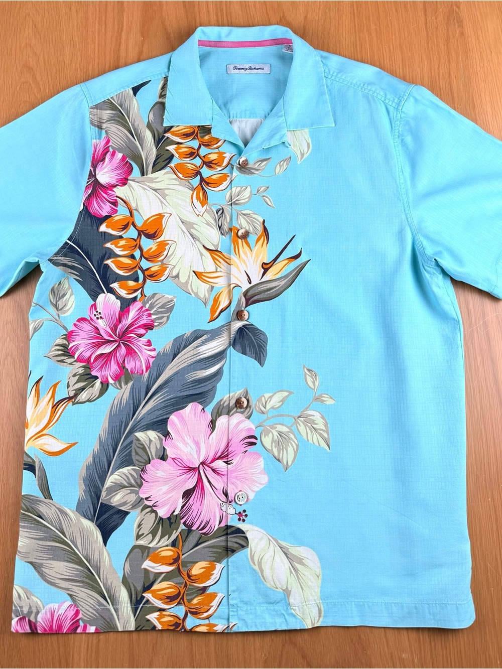 Tommy Bahama short-sleeve button-down in a bright aqua/sky blue base “M”100%silk